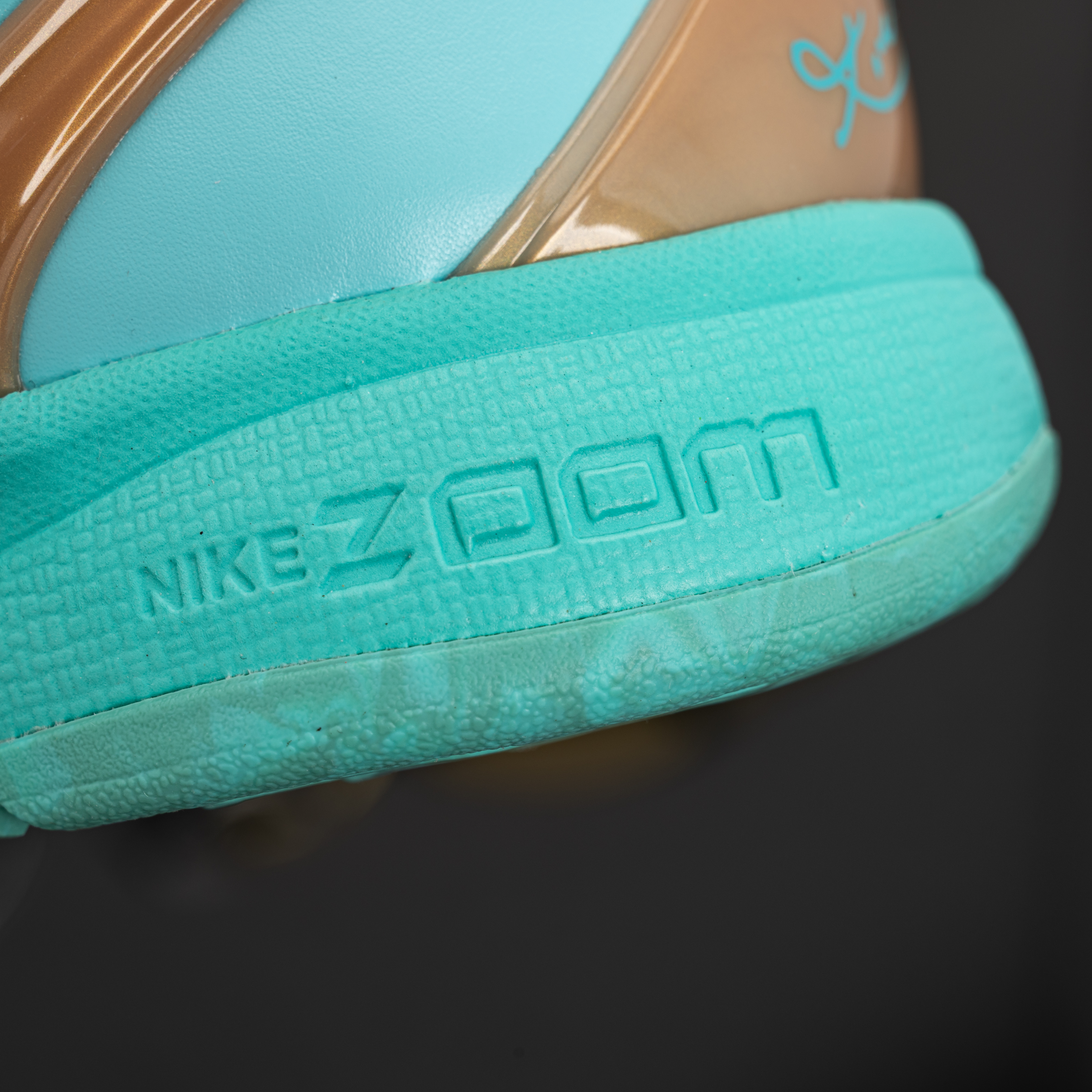 Jalen Brunson x Nike Zoom Kobe 6 Protro Statue of Liberty PE  IQ5774-300