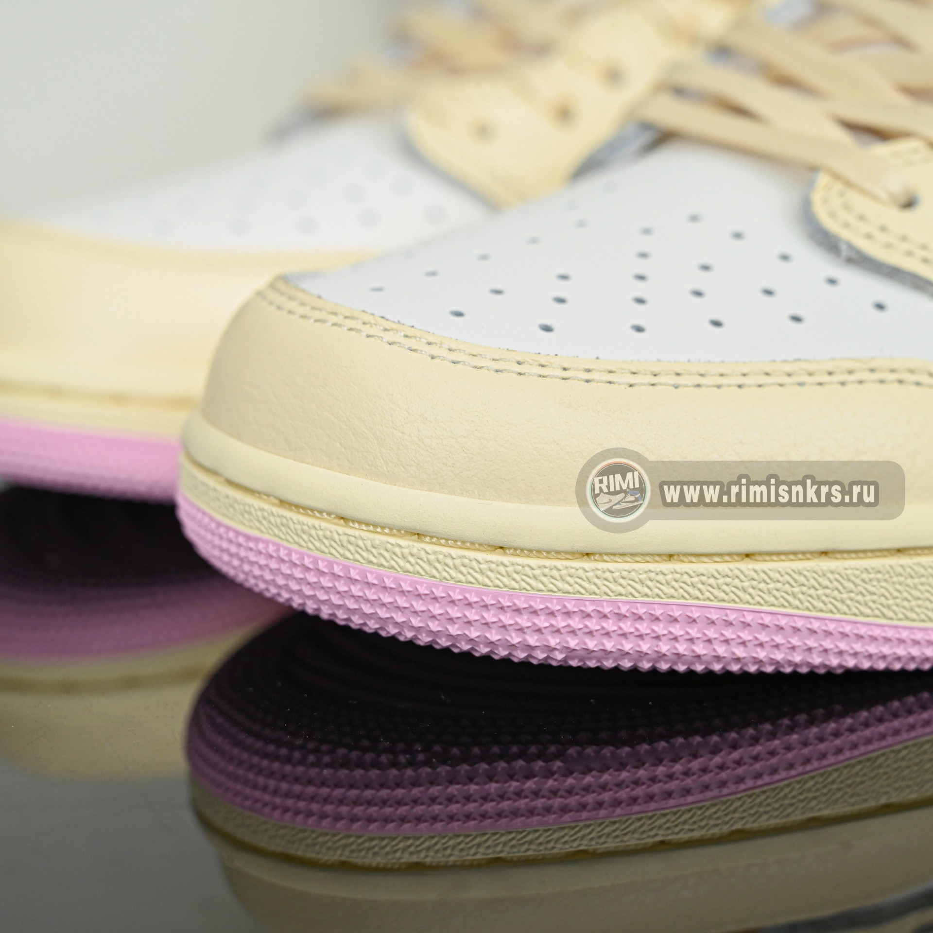 Travis Scott x  Air Jordan 1 Low OG IQ7604-100