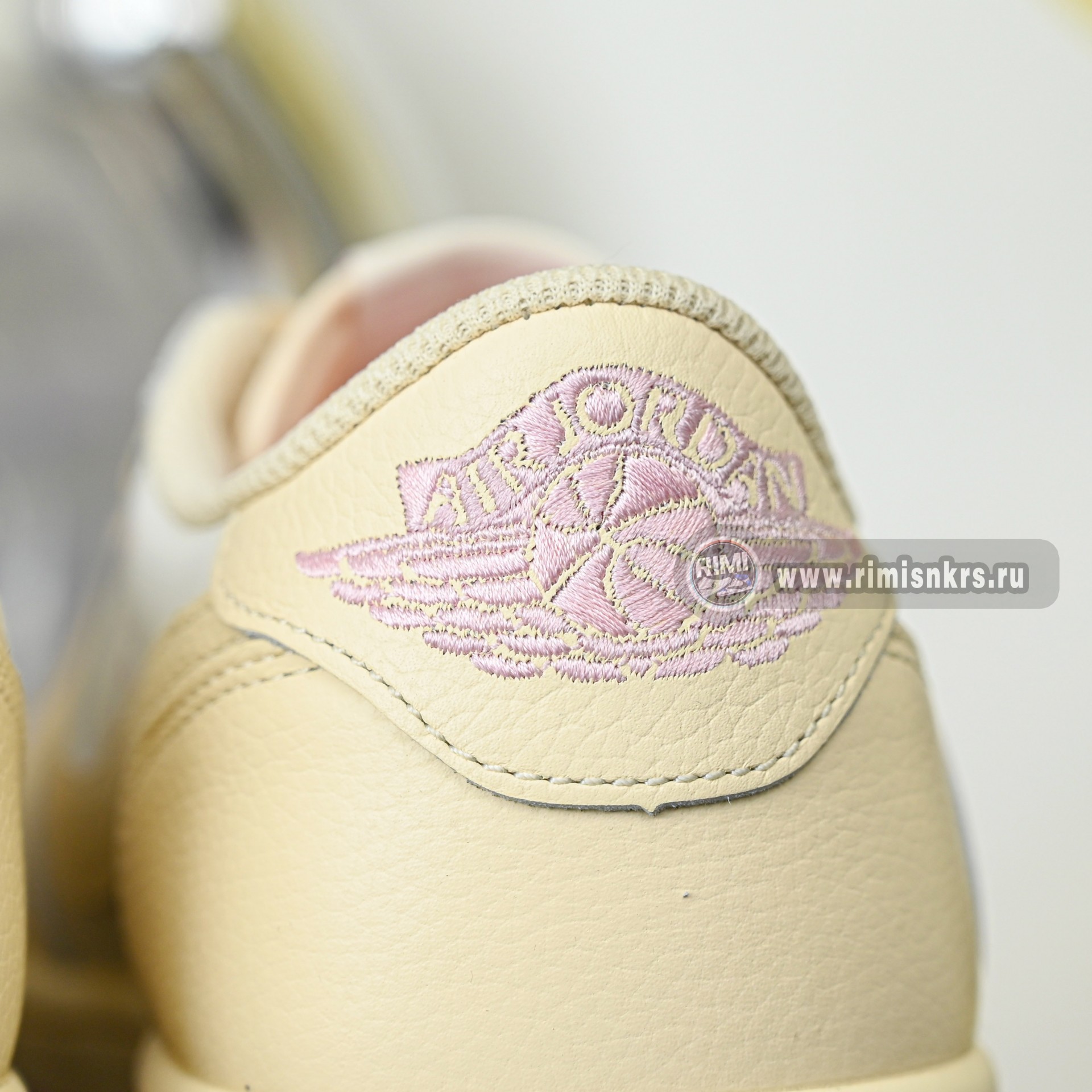 Travis Scott x  Air Jordan 1 Low OG IQ7604-100