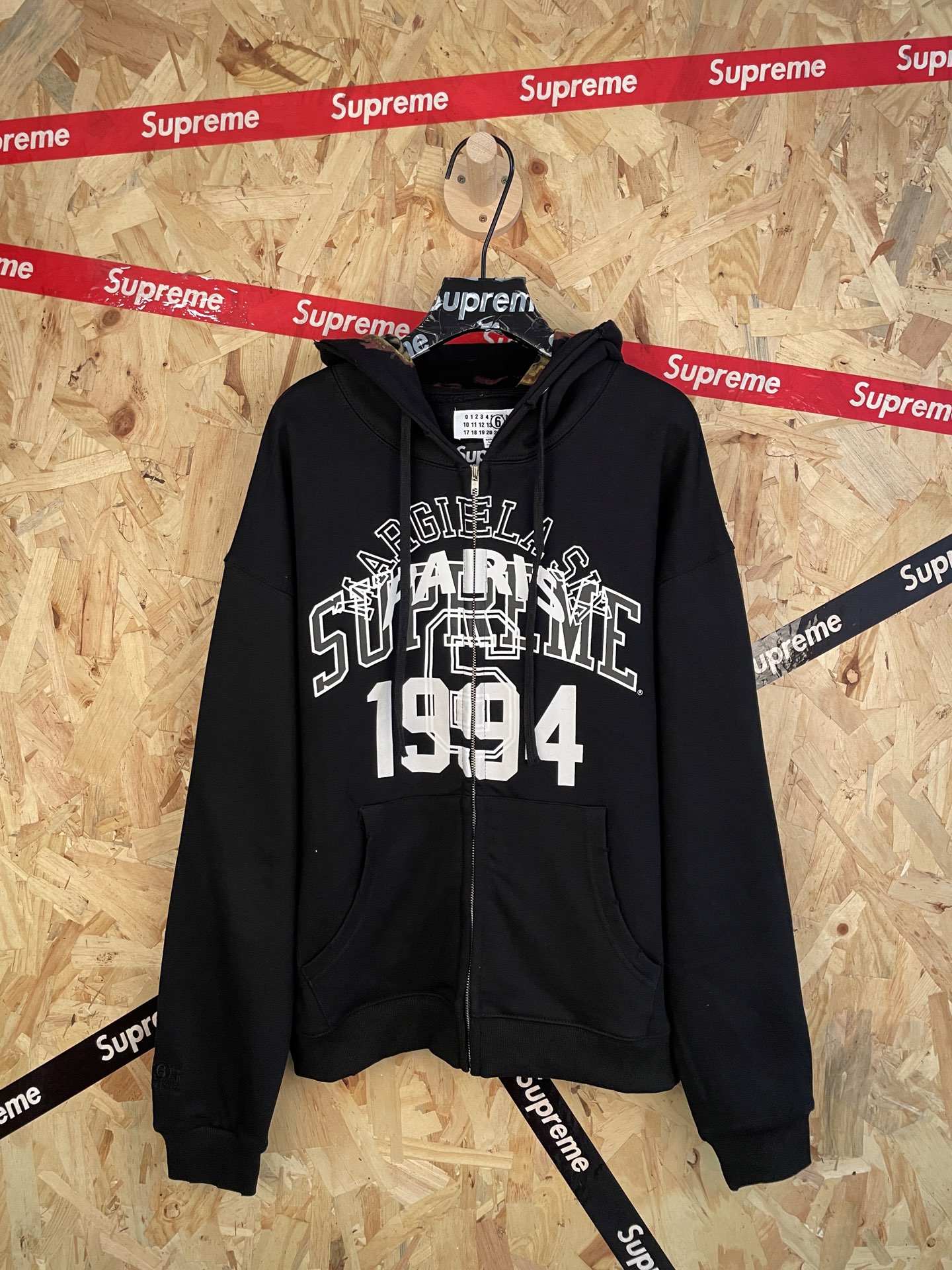 6_Supreme Hoodie