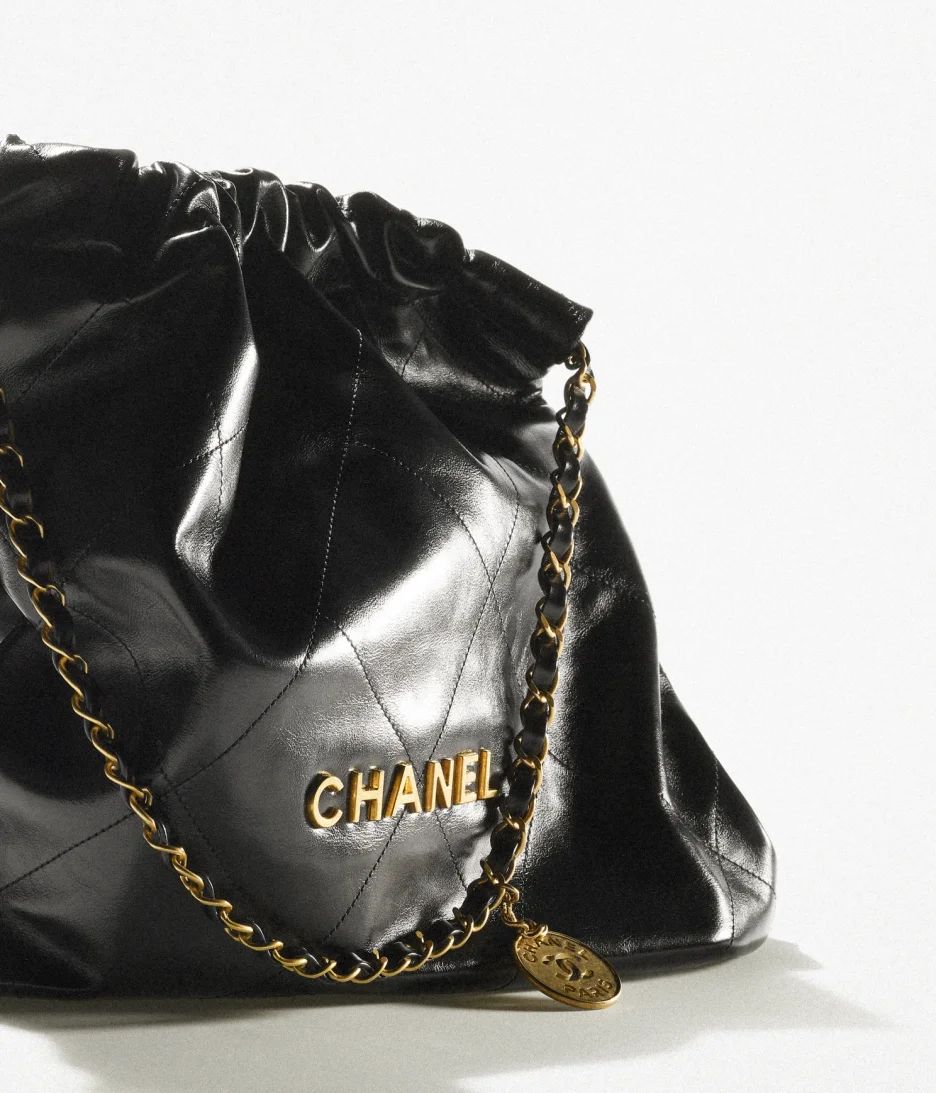 CHANEL Small 22 HANDBAG - Black & White Leather