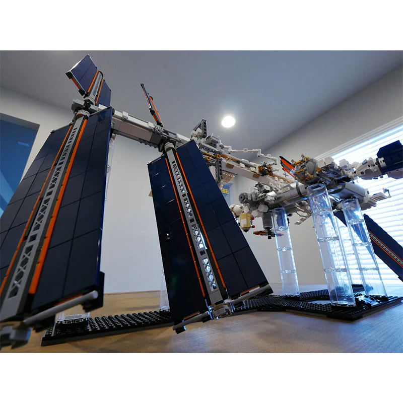 MOC 93305 International Space Station - 1:110 Scale - Historical Timeline 2021 - YWOBB