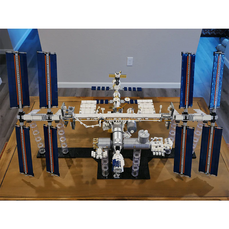 MOC 93305 International Space Station - 1:110 Scale - Historical Timeline 2021 - YWOBB