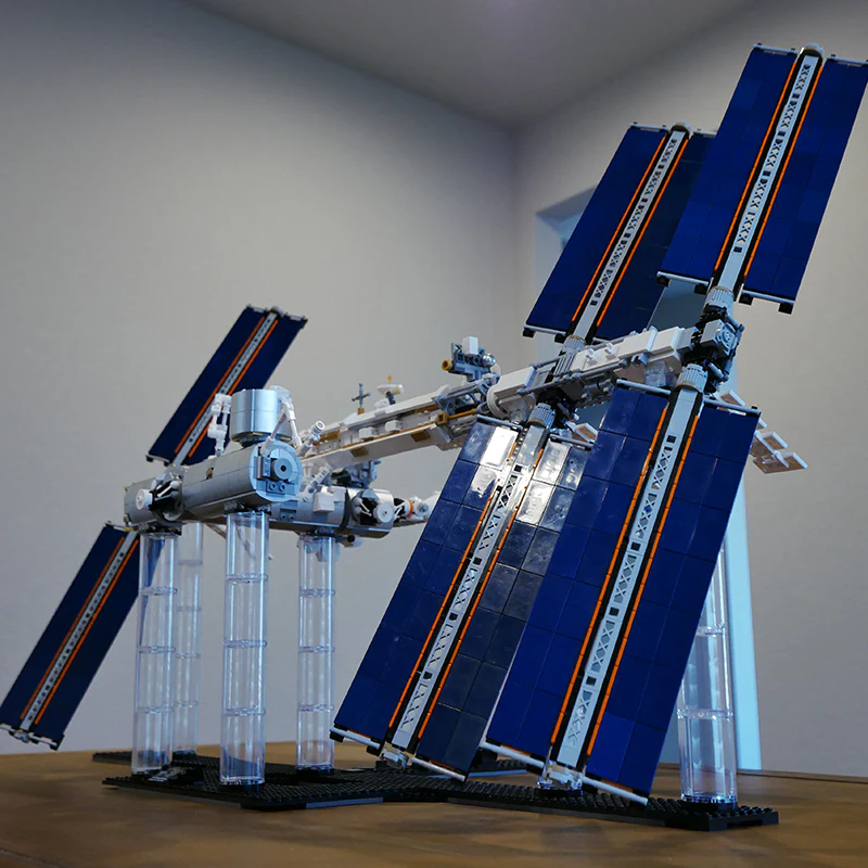 MOC 93305 International Space Station - 1:110 Scale - Historical Timeline 2021 - YWOBB