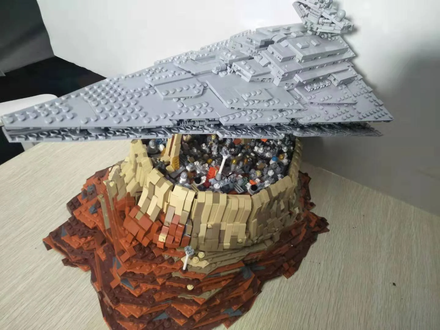 MOC 18916 The Empire over Jedha City - YWOBB