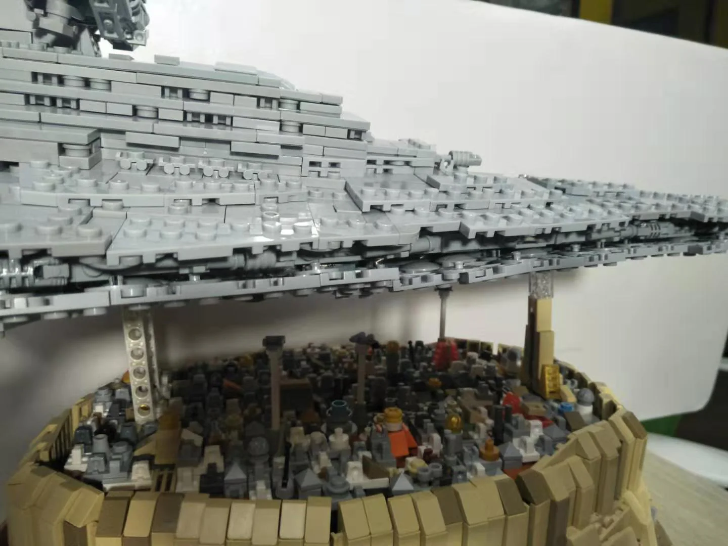 MOC 18916 The Empire over Jedha City - YWOBB