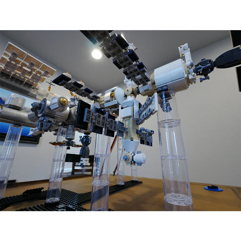 MOC 93305 International Space Station - 1:110 Scale - Historical Timeline 2021 - YWOBB
