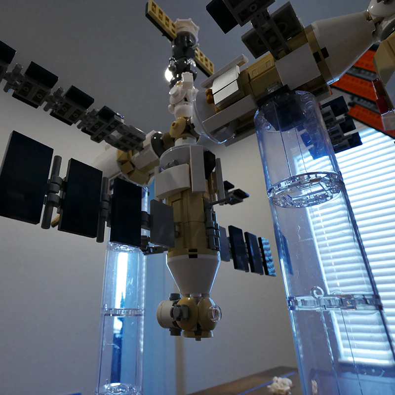 MOC 93305 International Space Station - 1:110 Scale - Historical Timeline 2021 - YWOBB