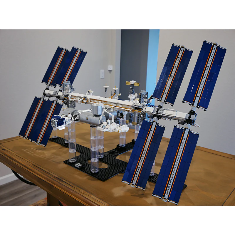 MOC 93305 International Space Station - 1:110 Scale - Historical Timeline 2021 - YWOBB