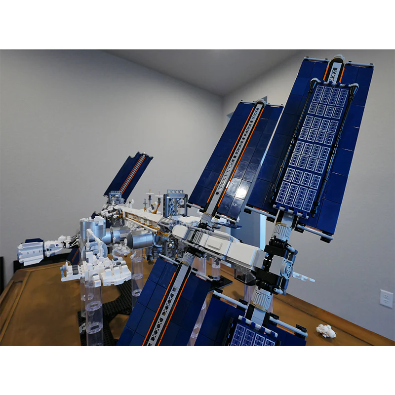 MOC 93305 International Space Station - 1:110 Scale - Historical Timeline 2021 - YWOBB