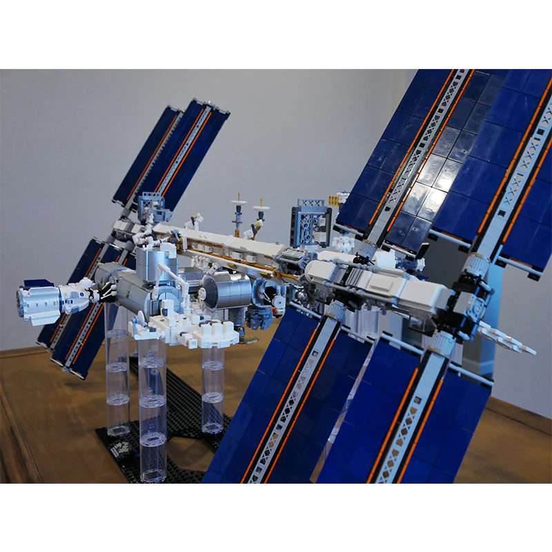 MOC 93305 International Space Station - 1:110 Scale - Historical Timeline 2021 - YWOBB
