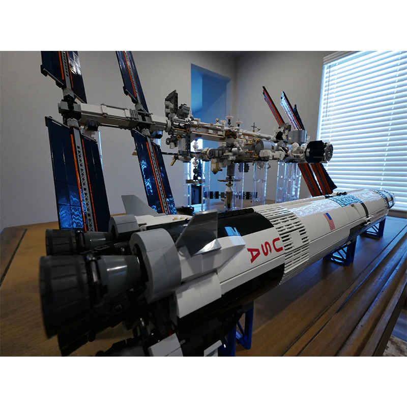 MOC 93305 International Space Station - 1:110 Scale - Historical Timeline 2021 - YWOBB