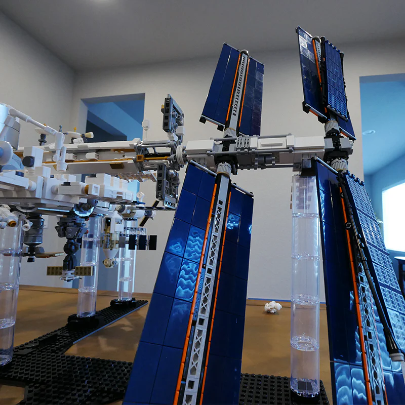 MOC 93305 International Space Station - 1:110 Scale - Historical Timeline 2021 - YWOBB