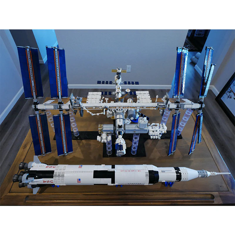 MOC 93305 International Space Station - 1:110 Scale - Historical Timeline 2021 - YWOBB