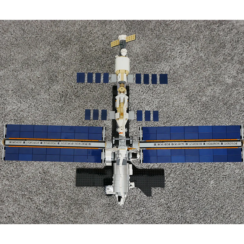 MOC 93305 International Space Station - 1:110 Scale - Historical Timeline 2021 - YWOBB