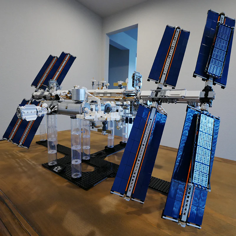 MOC 93305 International Space Station - 1:110 Scale - Historical Timeline 2021 - YWOBB