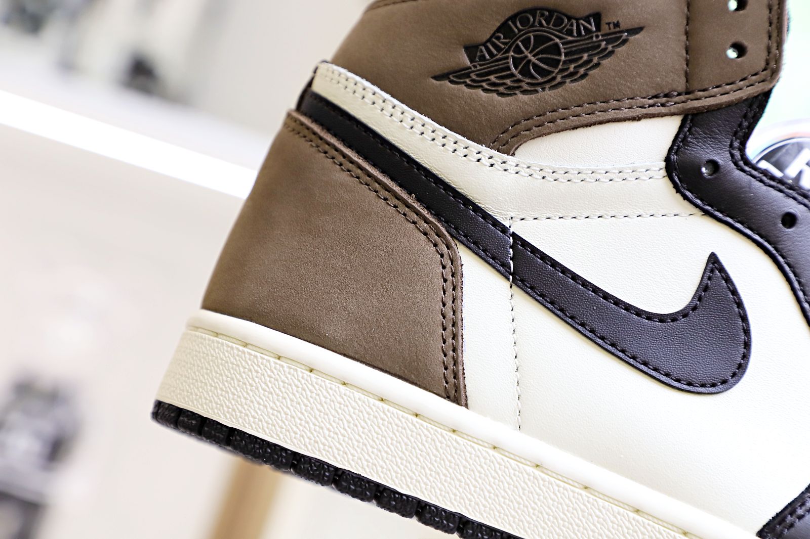 AIR JORDAN 1 RETRO HIGH OG 'DARK MOCHA'