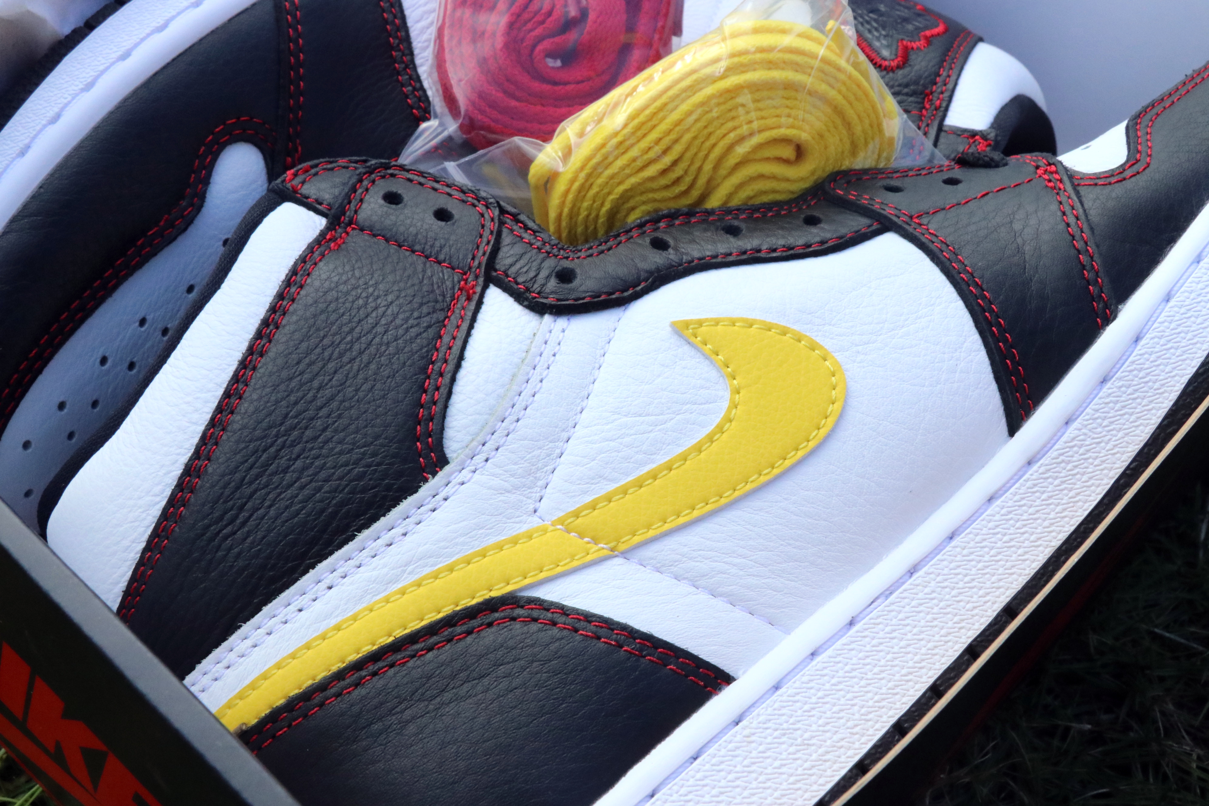 AIR JORDAN 1 RETRO HIGH OG 'DEFIANT'