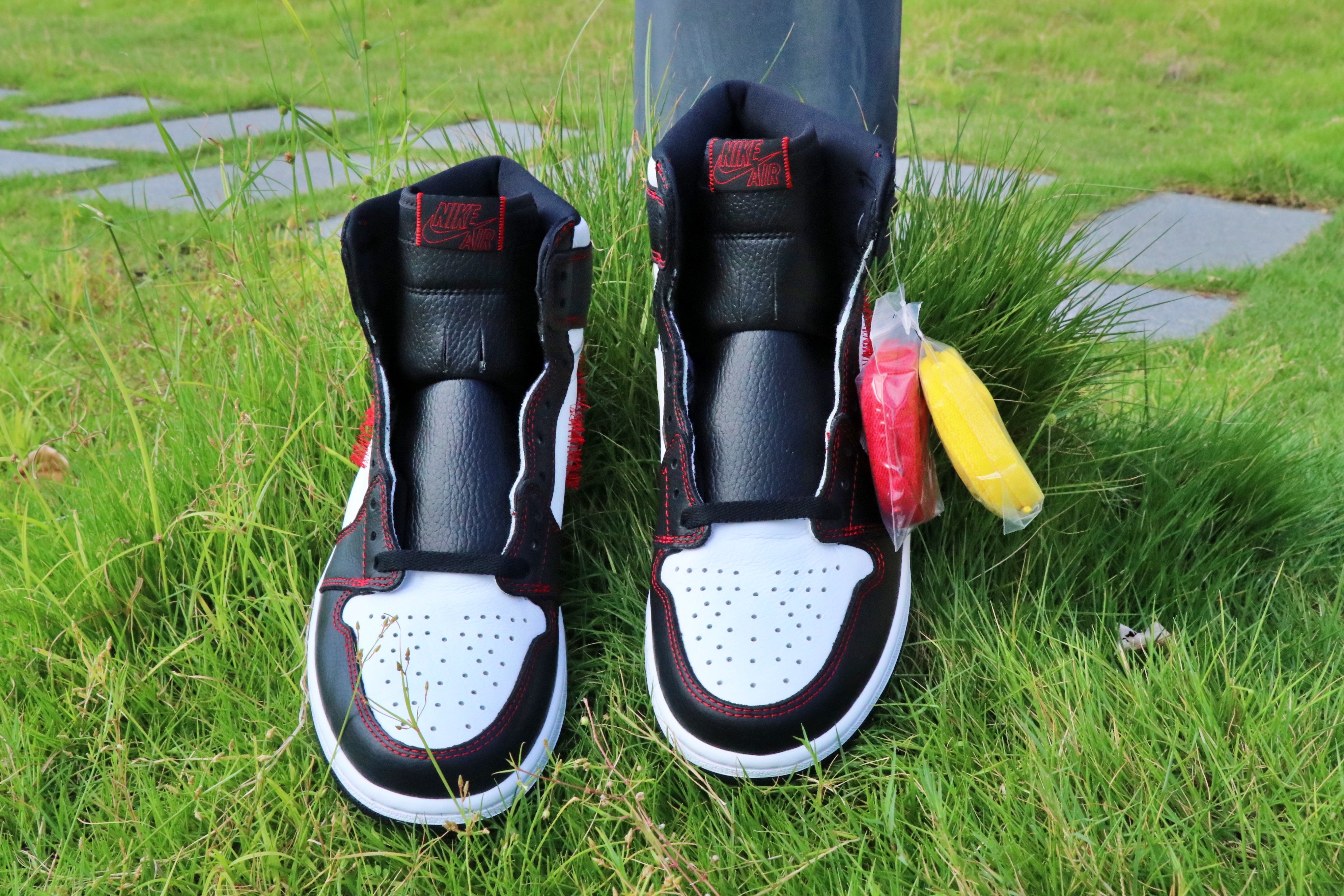 AIR JORDAN 1 RETRO HIGH OG 'DEFIANT'