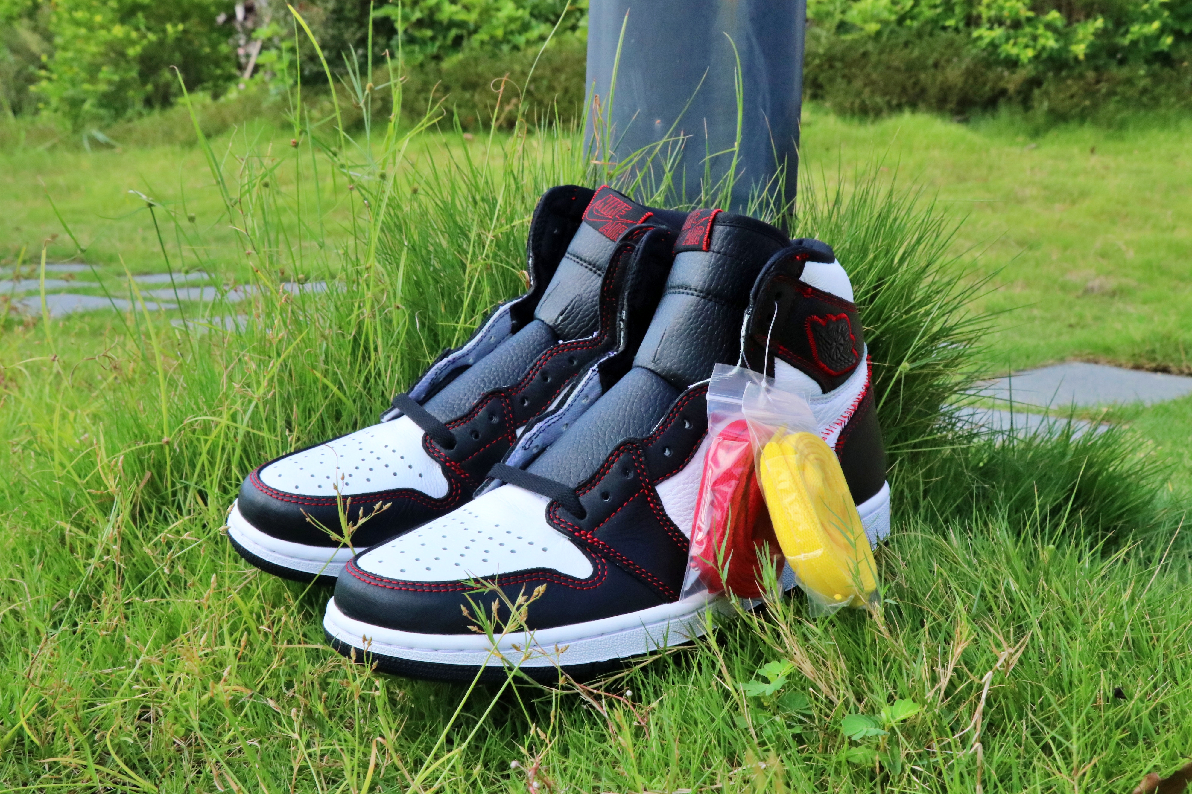 AIR JORDAN 1 RETRO HIGH OG 'DEFIANT'