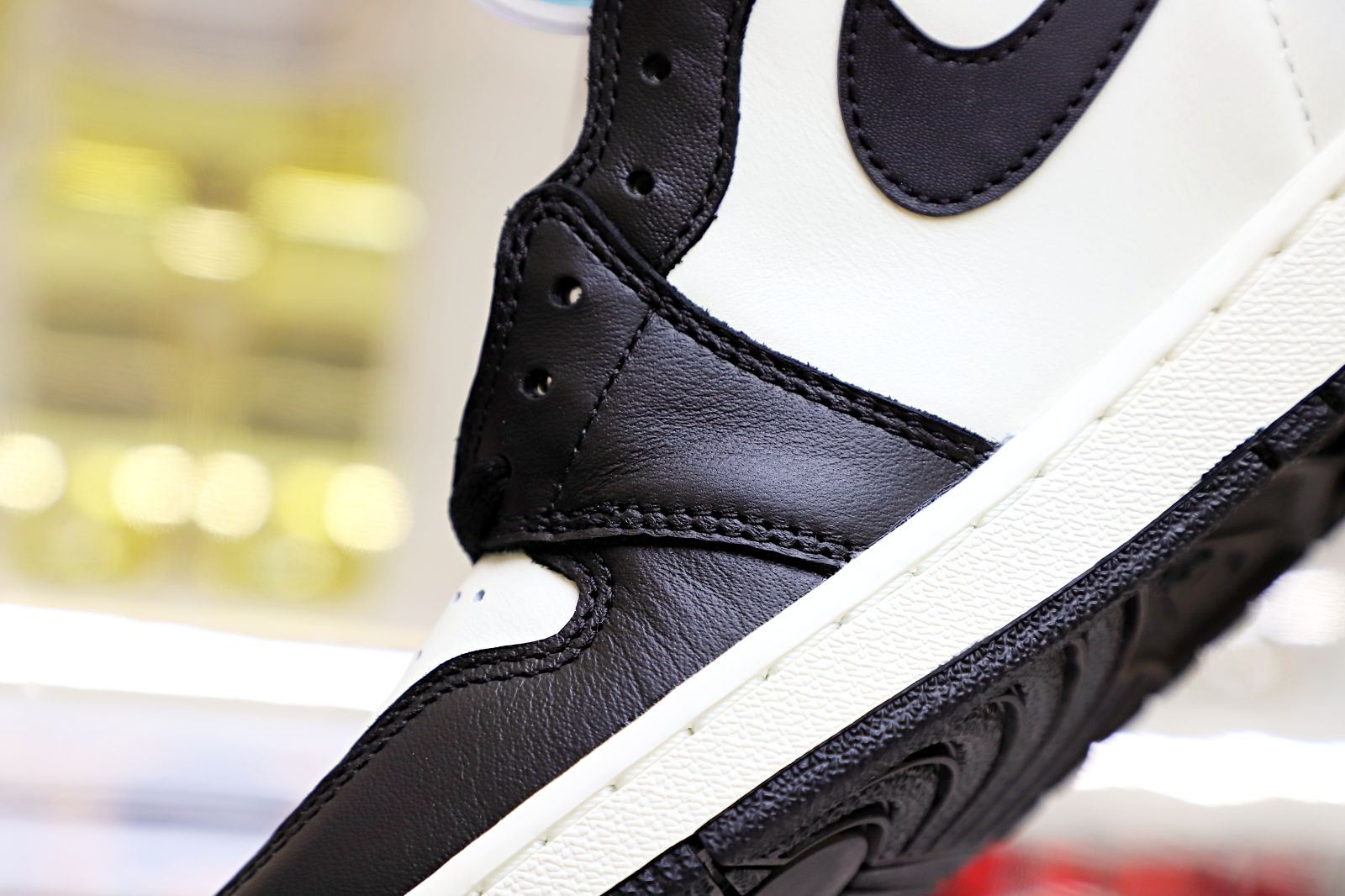 AIR JORDAN 1 RETRO HIGH OG 'DARK MOCHA'