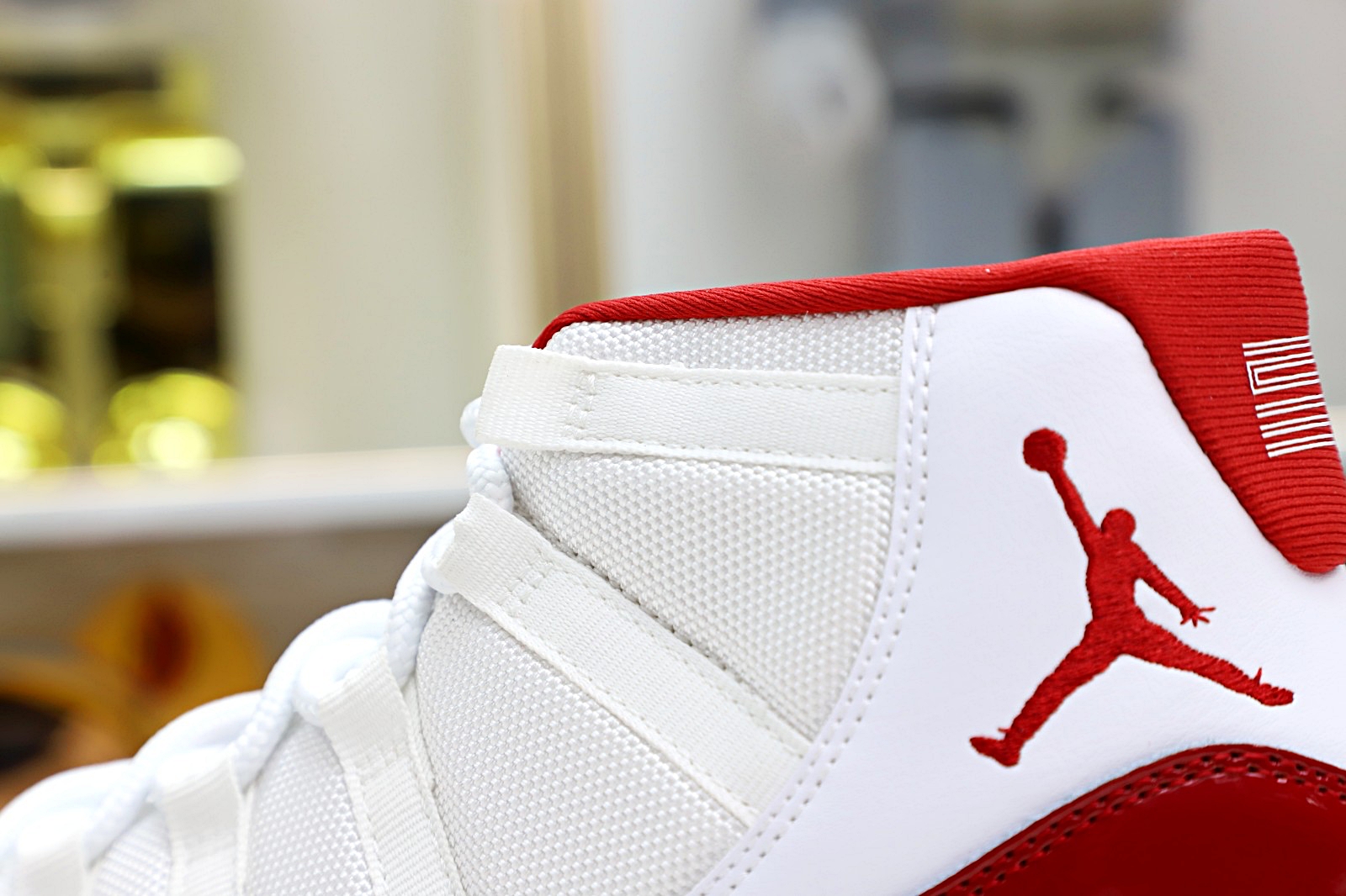 AIR JORDAN 11