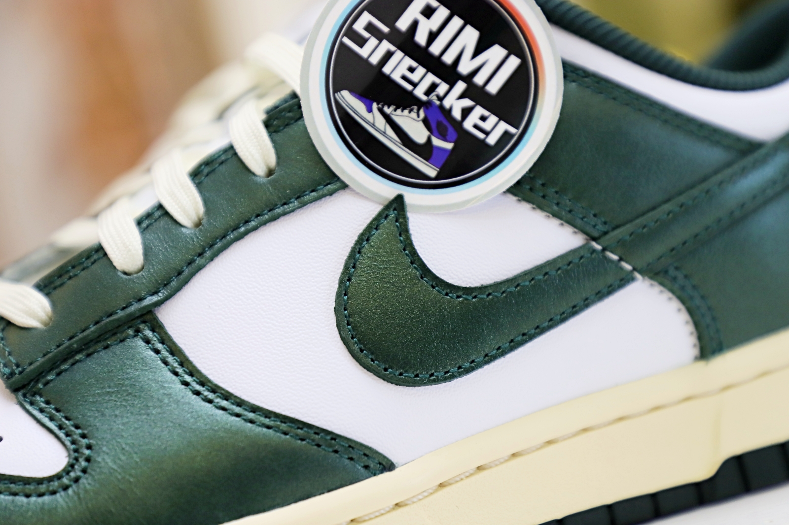 NIKE WMNS DUNK LOW 'VINTAGE GREEN'