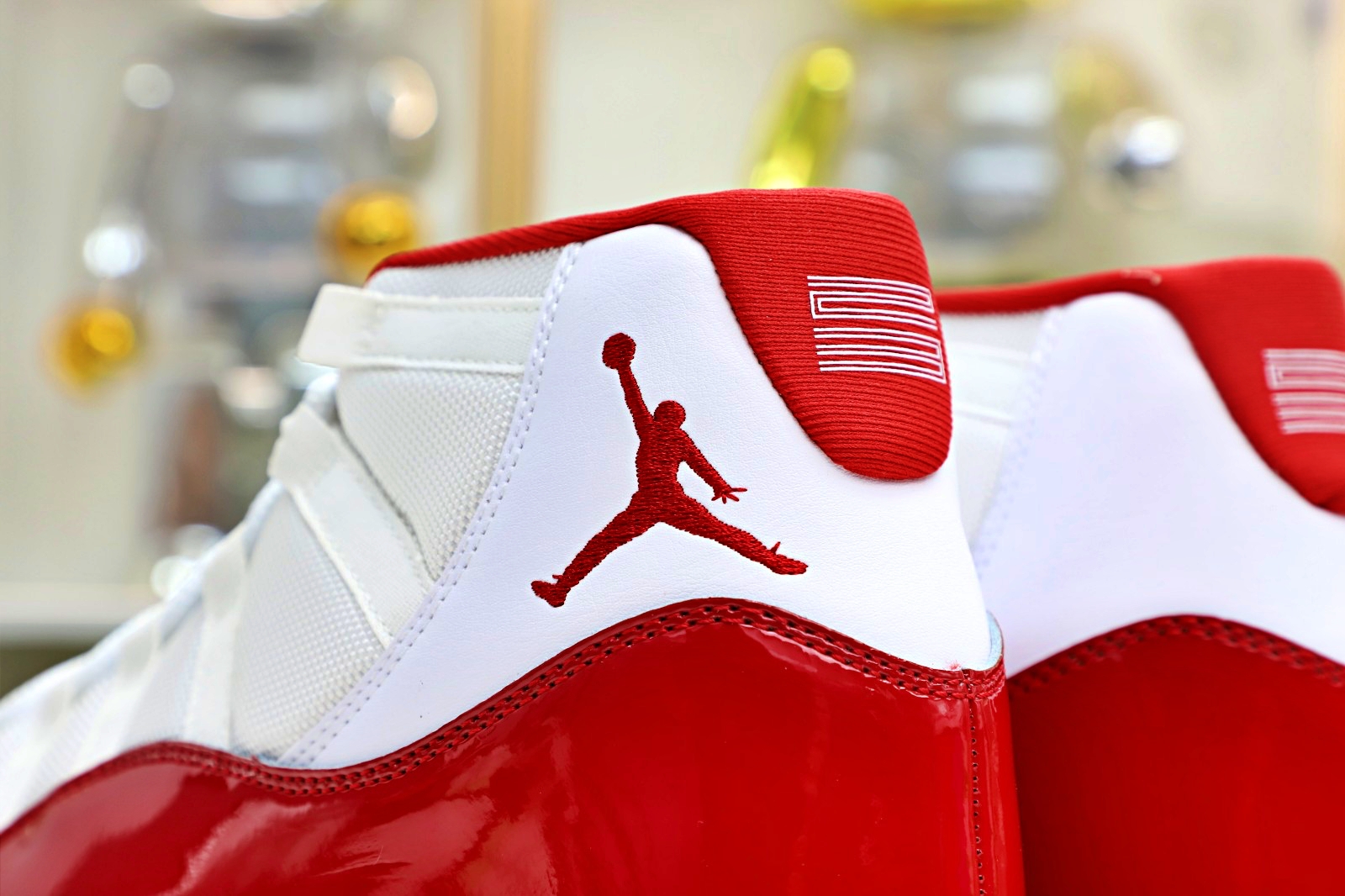 AIR JORDAN 11