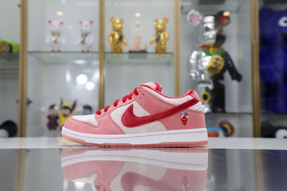 STRANGELOVE X DUNK LOW SB 'VALENTINE'S DAY'