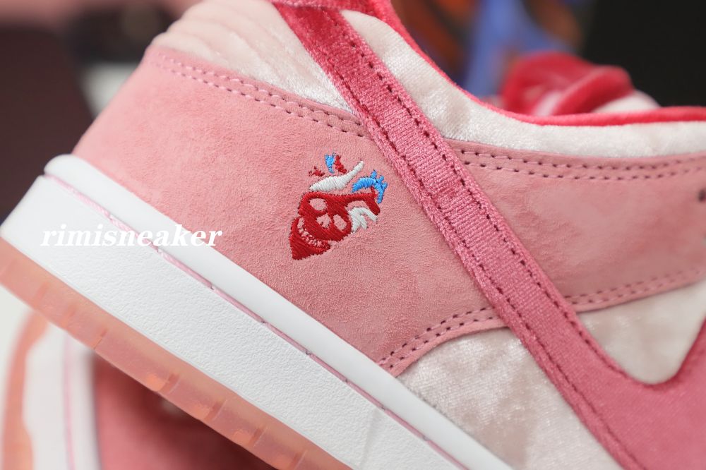 STRANGELOVE X DUNK LOW SB 'VALENTINE'S DAY'