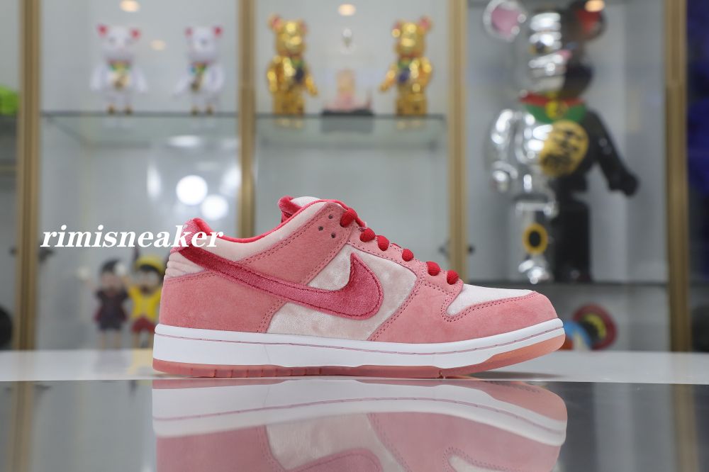 STRANGELOVE X DUNK LOW SB 'VALENTINE'S DAY'