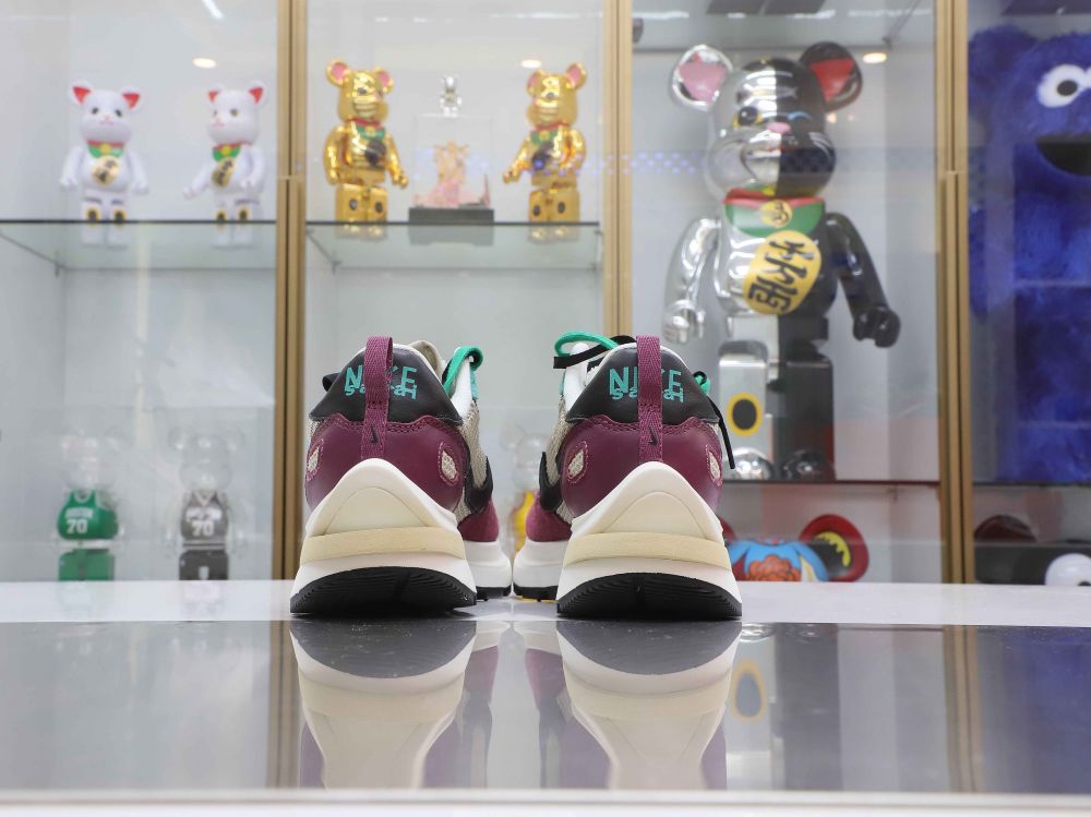 SACAI X VAPORWAFFLE SP 'VILLAIN RED'