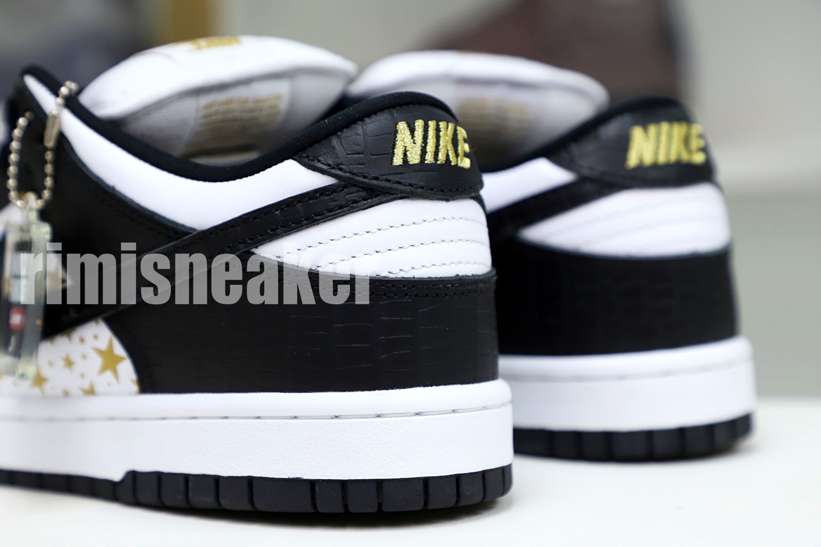 Supreme x Nike SB Dunk Low