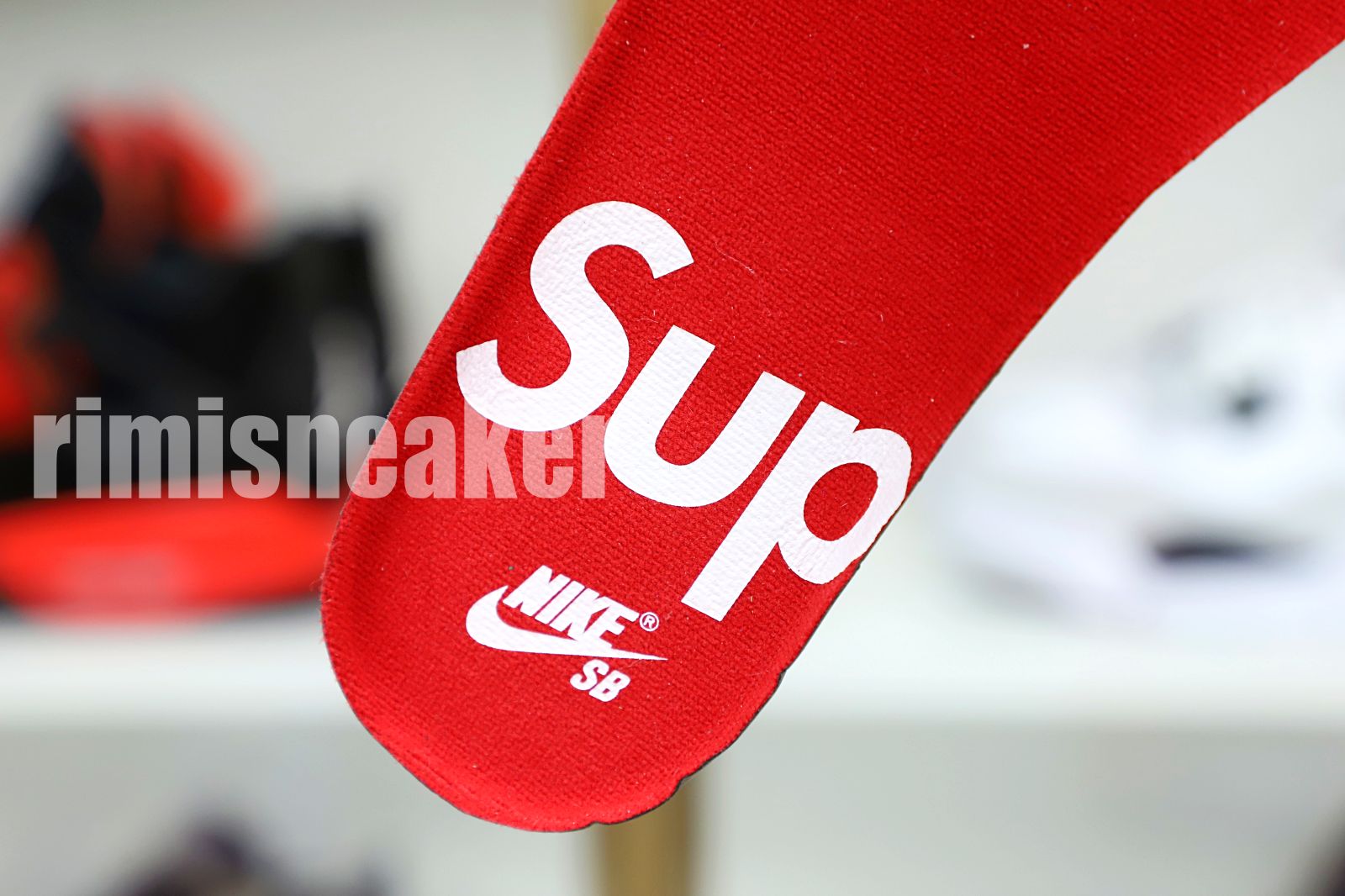 Supreme x Nike SB Dunk Low