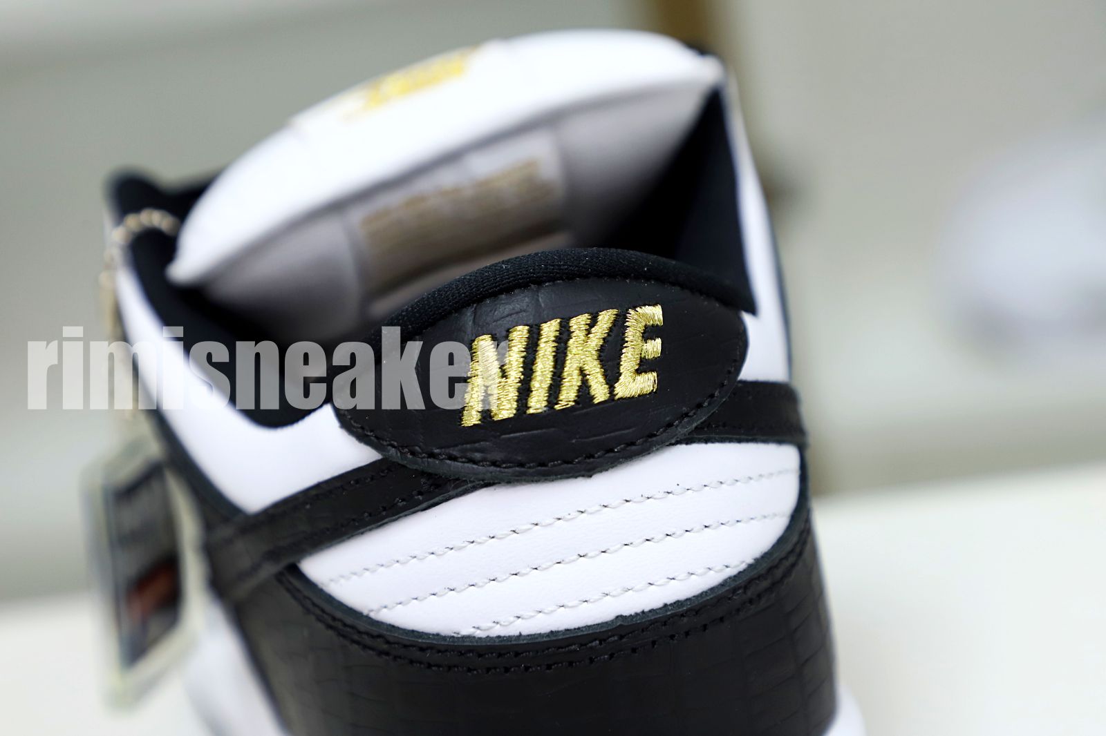 Supreme x Nike SB Dunk Low