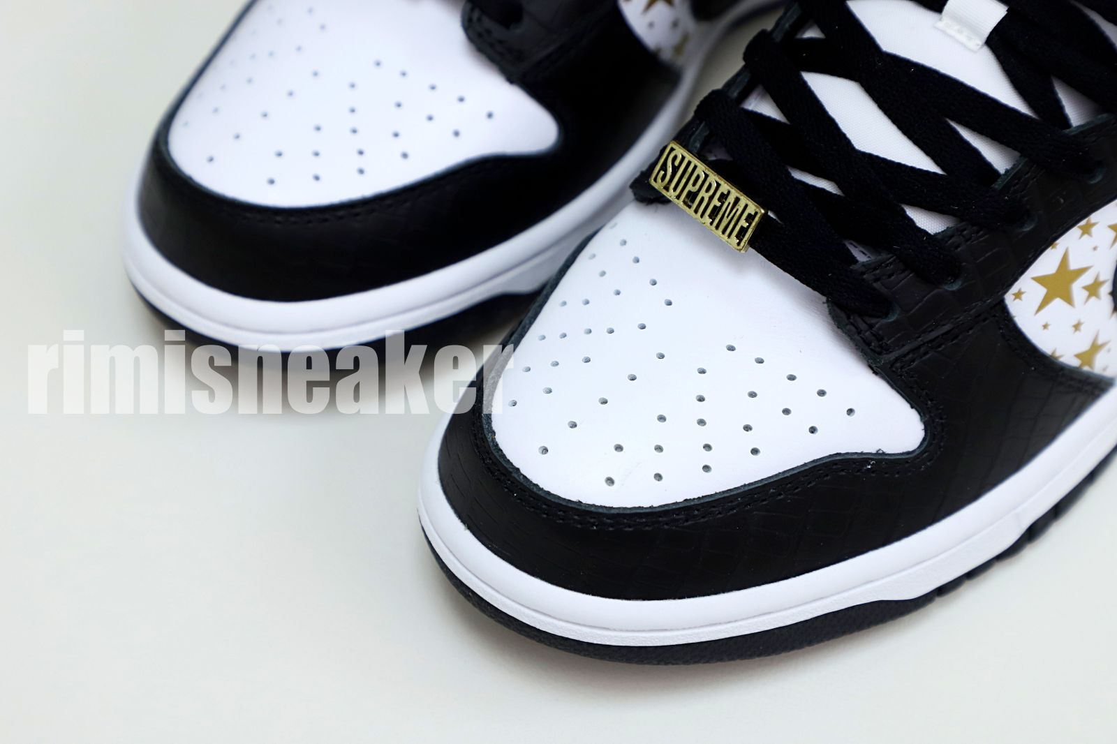 Supreme x Nike SB Dunk Low