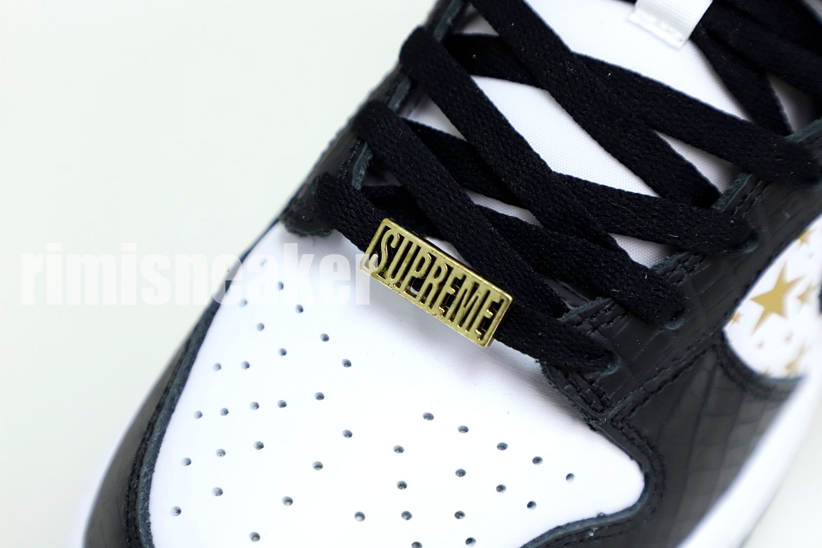Supreme x Nike SB Dunk Low