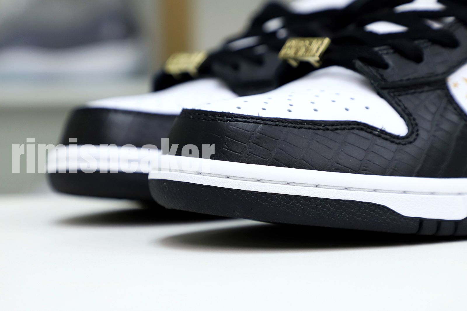 Supreme x Nike SB Dunk Low