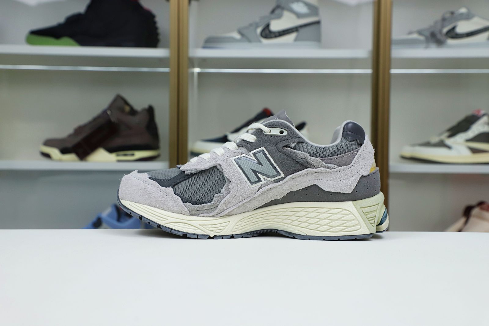 New Balance NB 2002R