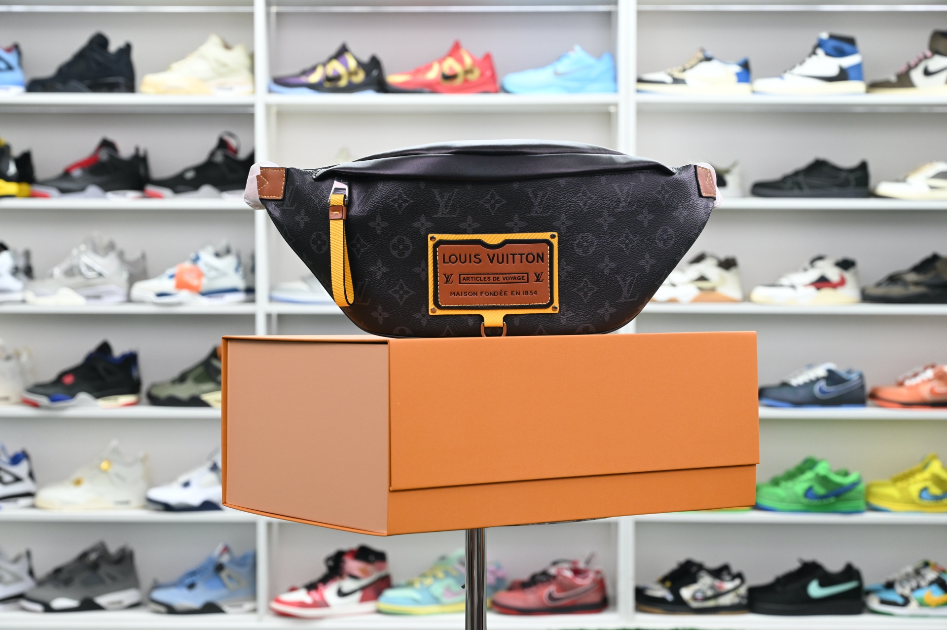 LOUIS VUITTON Discovery