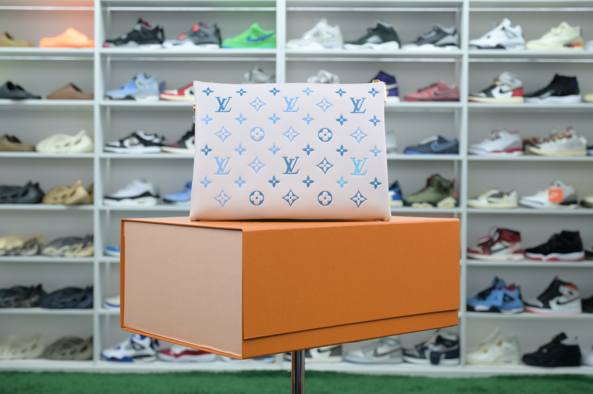 LOUIS VUITTON