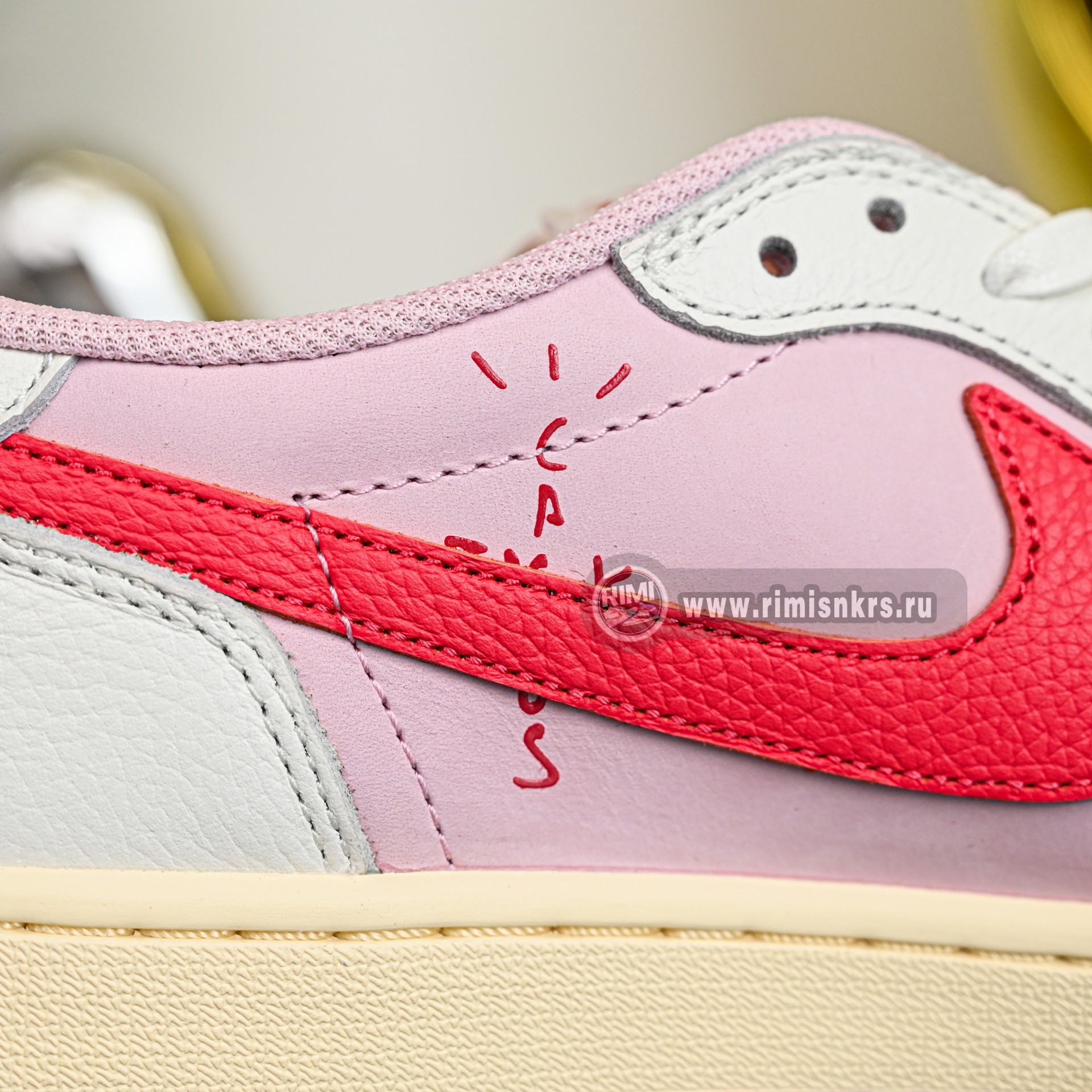 Travis Scott x  Air Jordan 1 Low OG IQ7604-101