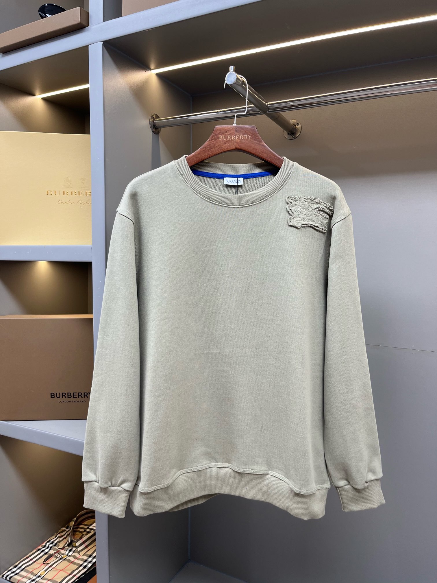 111_Burberry Crewneck